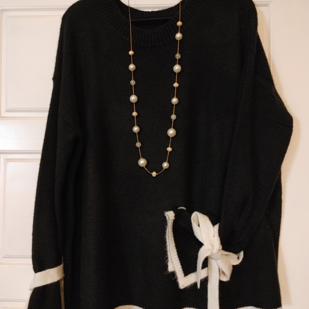 Stylish warmth with this Crown & Ivy tunic sweater.  Black with white trim. 2X